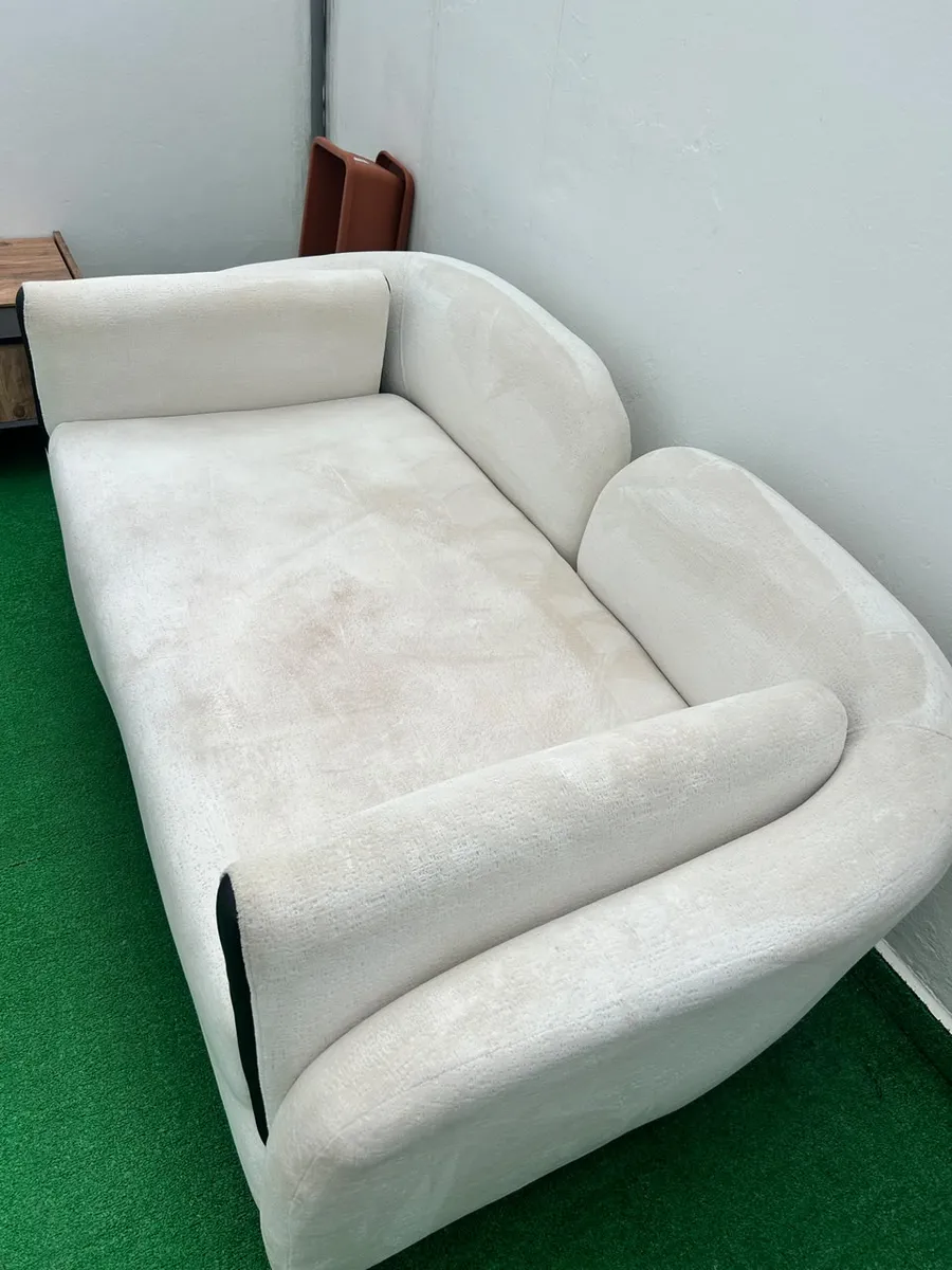 Avant nettoyage : canapé en tissu clair taché